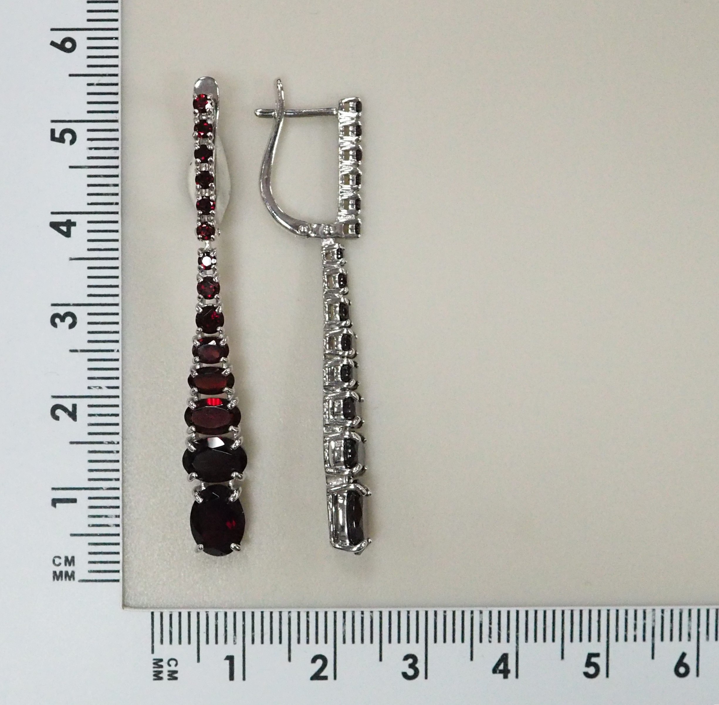 Серебряные серьги с гранатами